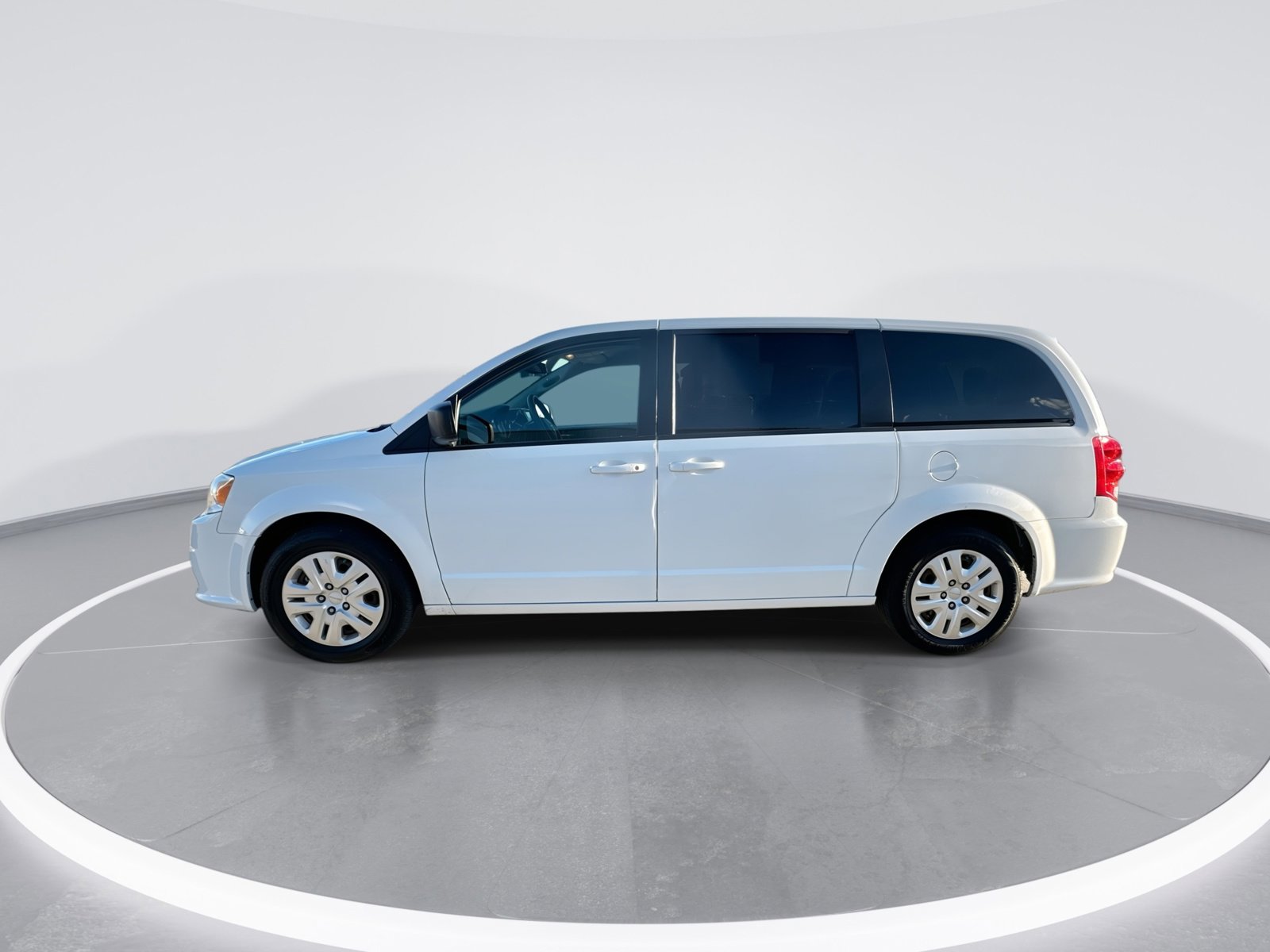 Used 2018 Dodge Grand Caravan SE w/ UConnect Hands-Free Group FWD image 5