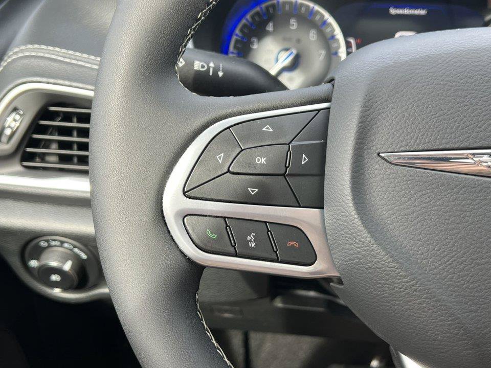 Used 2026 Chrysler Pacifica Limited FWD image 25