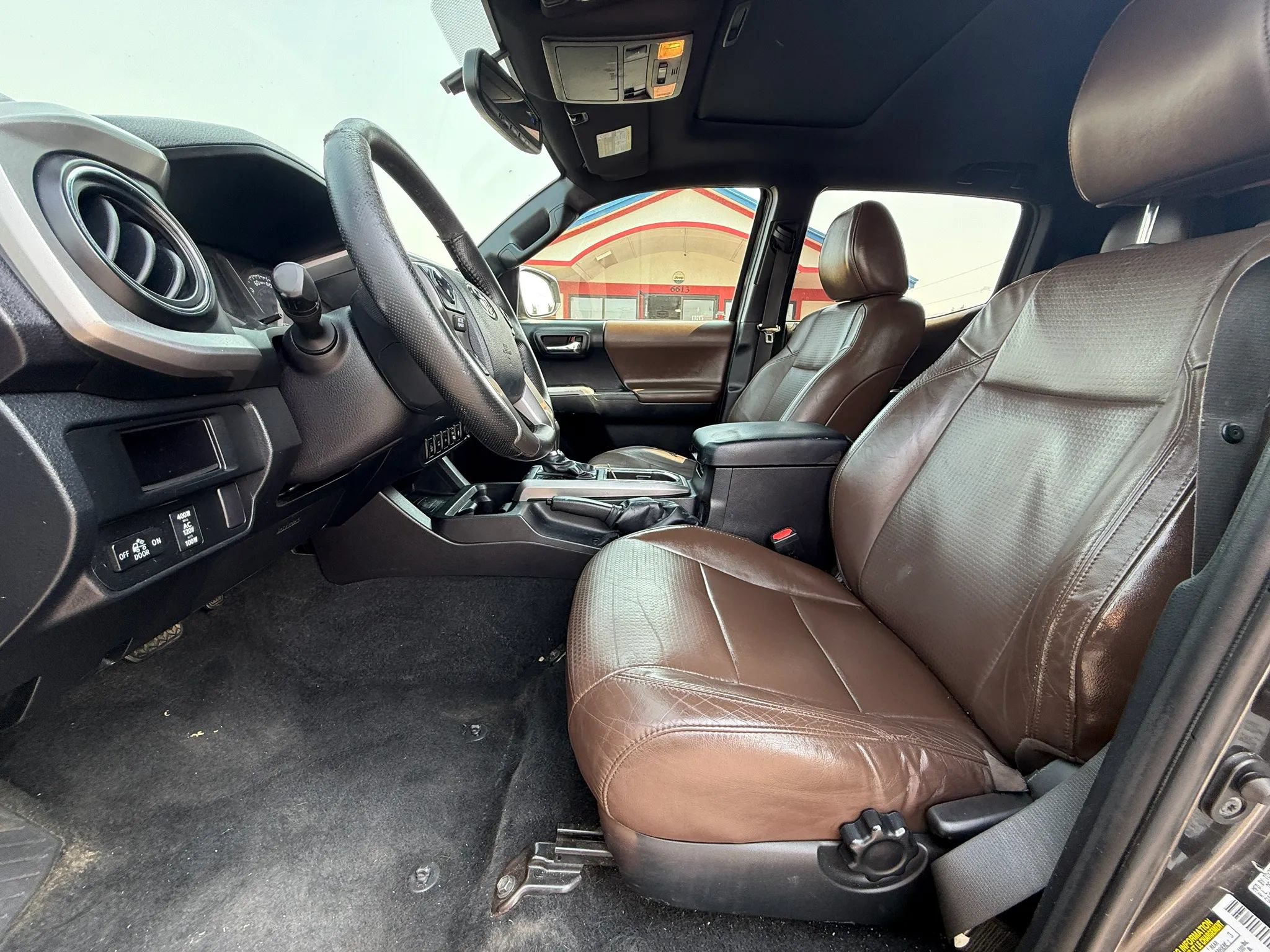 Used 2016 Toyota Tacoma Limited w/ Towing Package AWD/4WD image 9