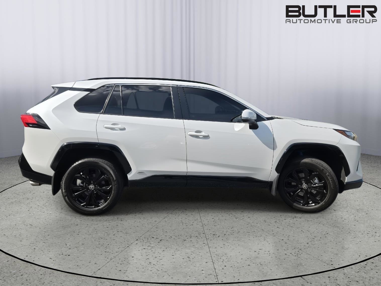 Used 2024 Toyota RAV4 SE image 3