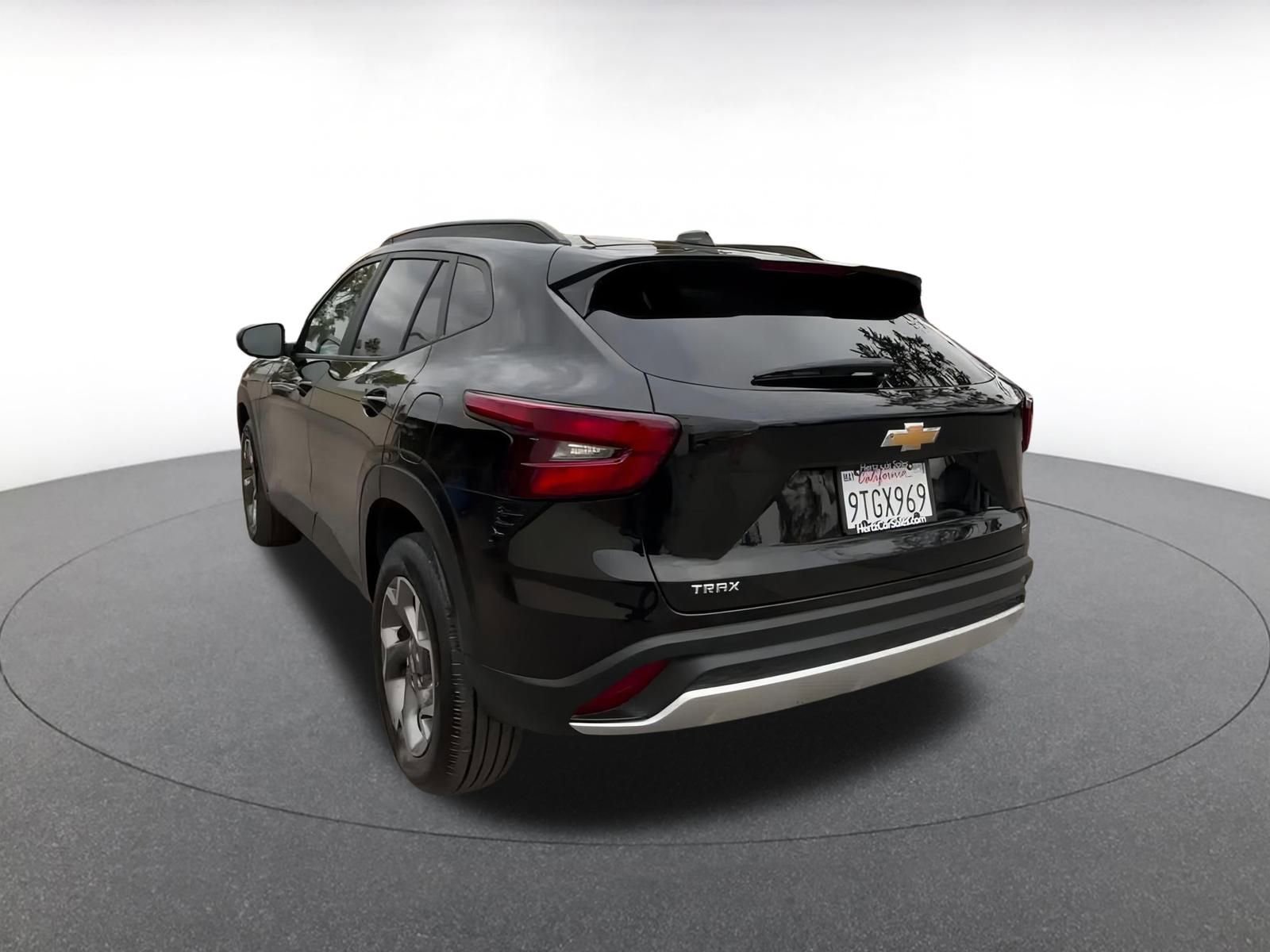 Used 2025 Chevrolet Trax LT w/ LT Convenience Package image 11