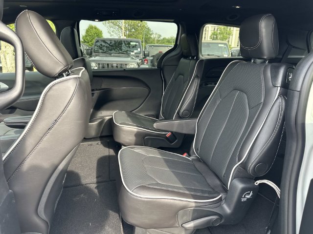 New 2026 Chrysler Pacifica Limited FWD image 10