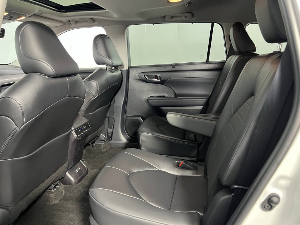 Used 2025 Toyota Highlander XLE image 26