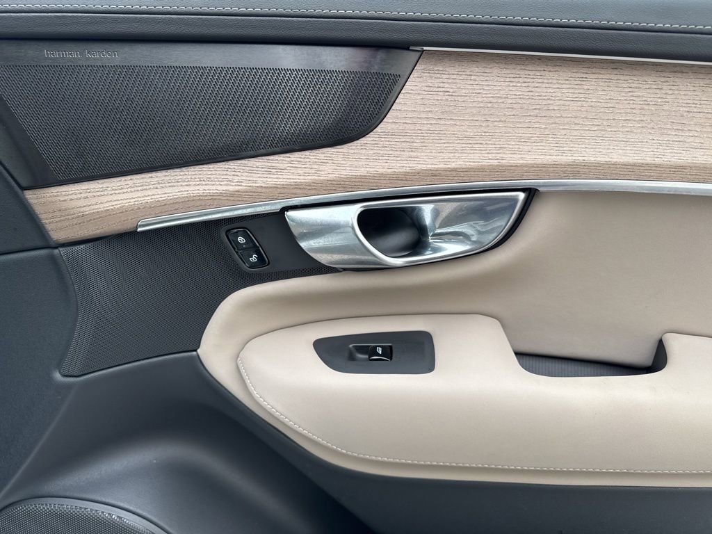 Used 2025 Volvo XC90 B6 Plus image 41