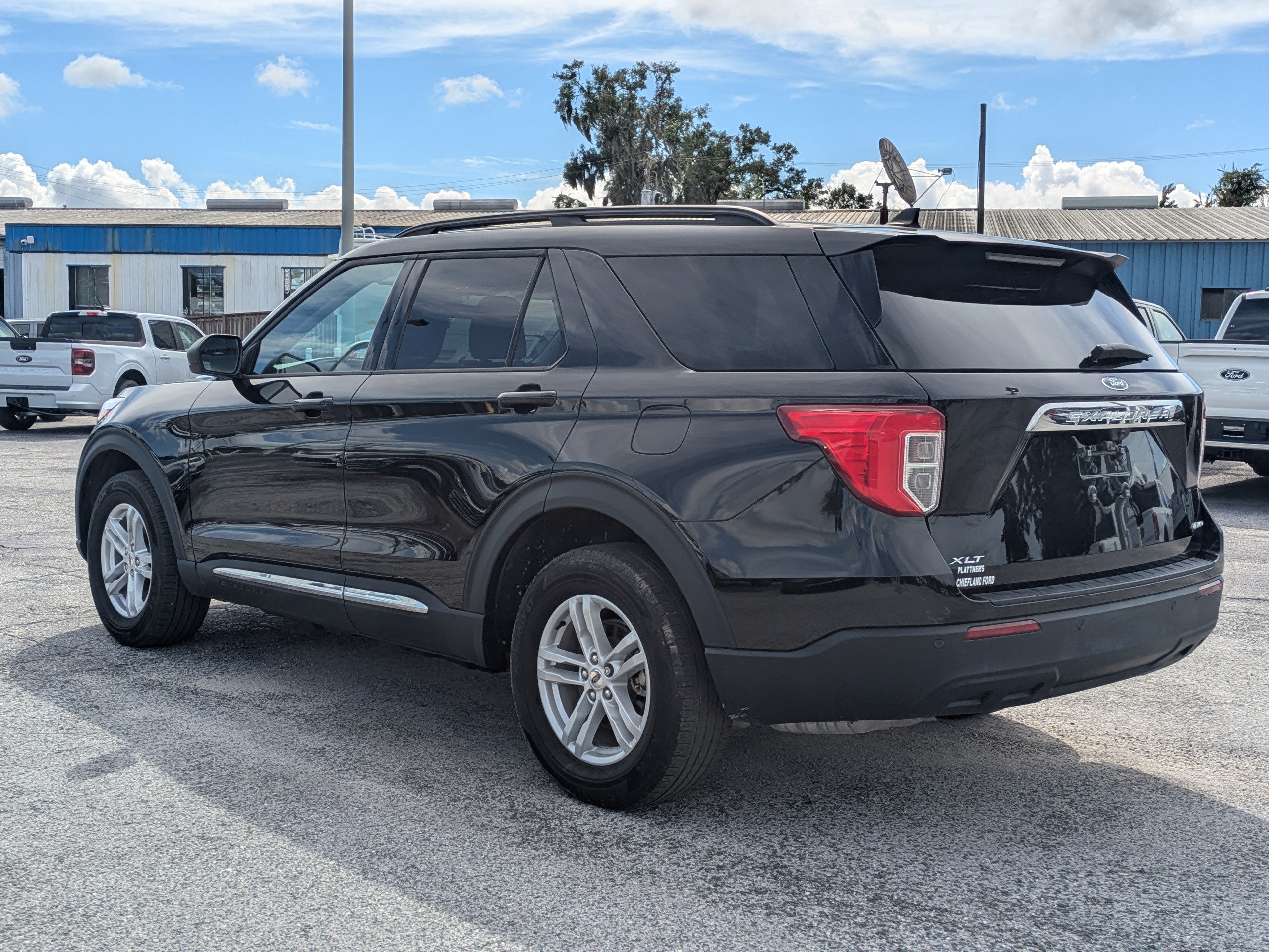 Used 2024 Ford Explorer XLT AWD/4WD image 6