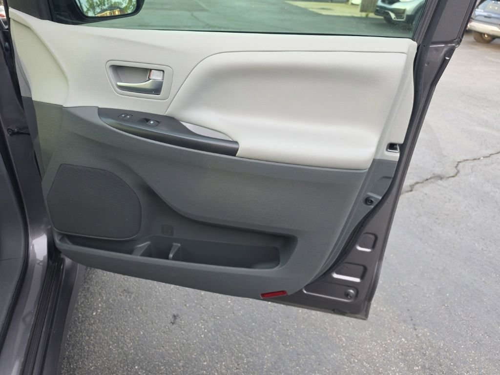 Used 2019 Toyota Sienna LE FWD image 26