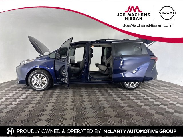Used 2025 Toyota Sienna LE image 9