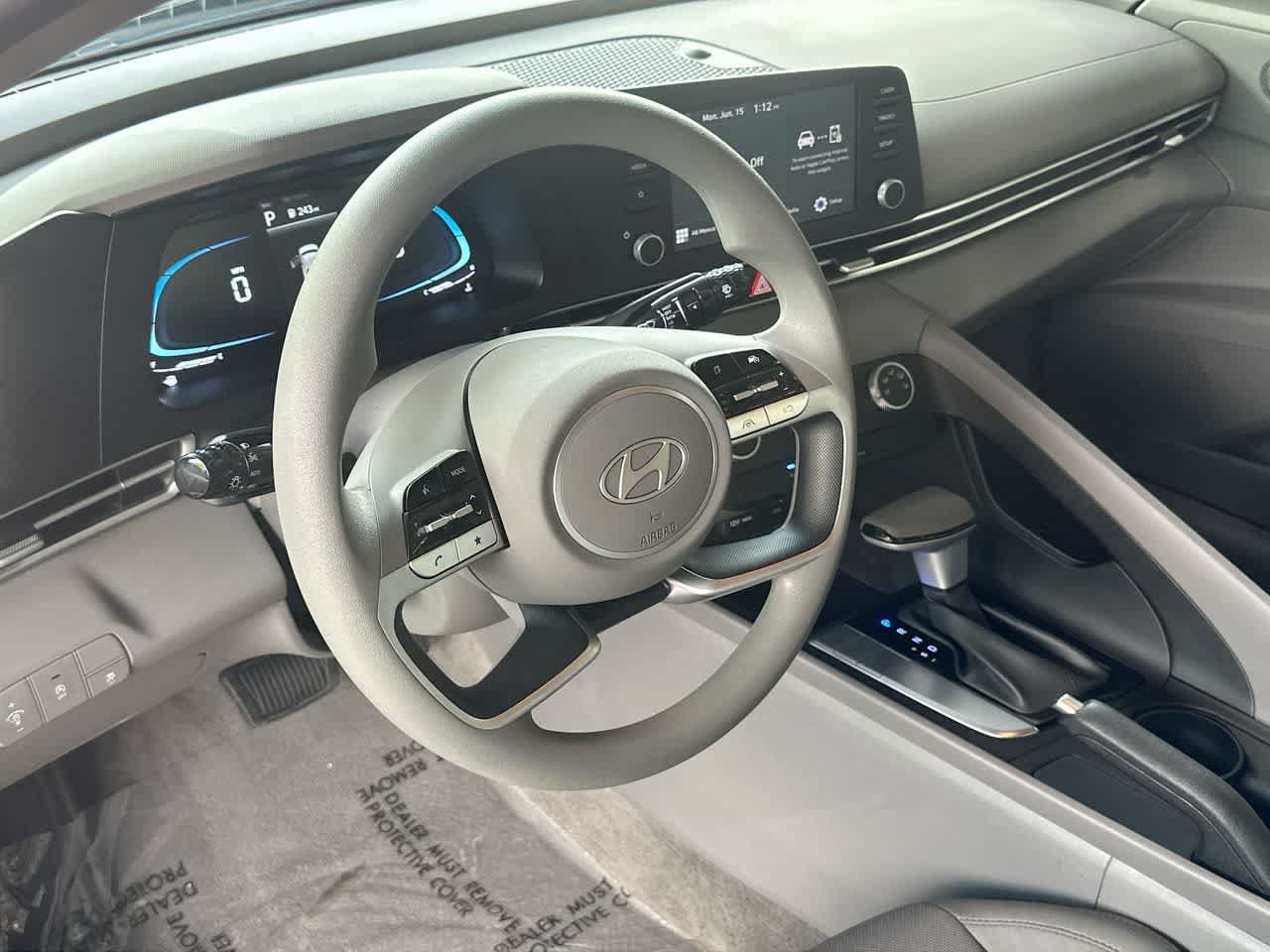 Used 2025 Hyundai Elantra SE FWD image 13