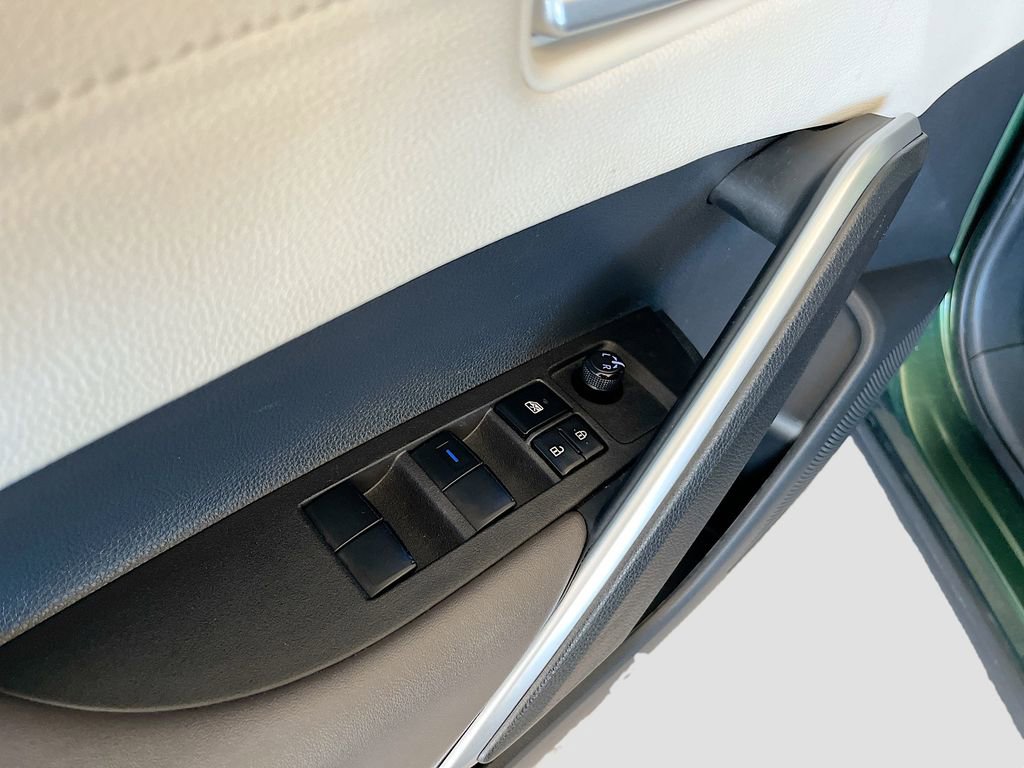 Used 2022 Toyota Corolla Cross XLE w/ Convenience Package FWD image 18