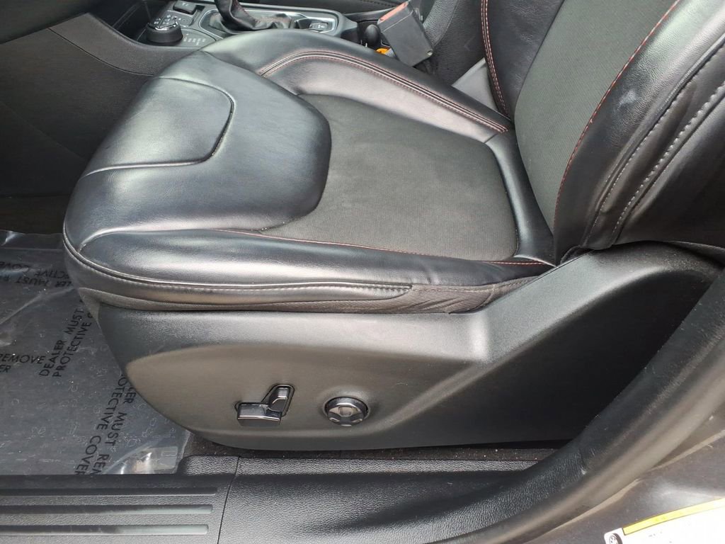 Used 2020 Jeep Cherokee Trailhawk w/ Comfort/Convenience Group AWD/4WD image 15