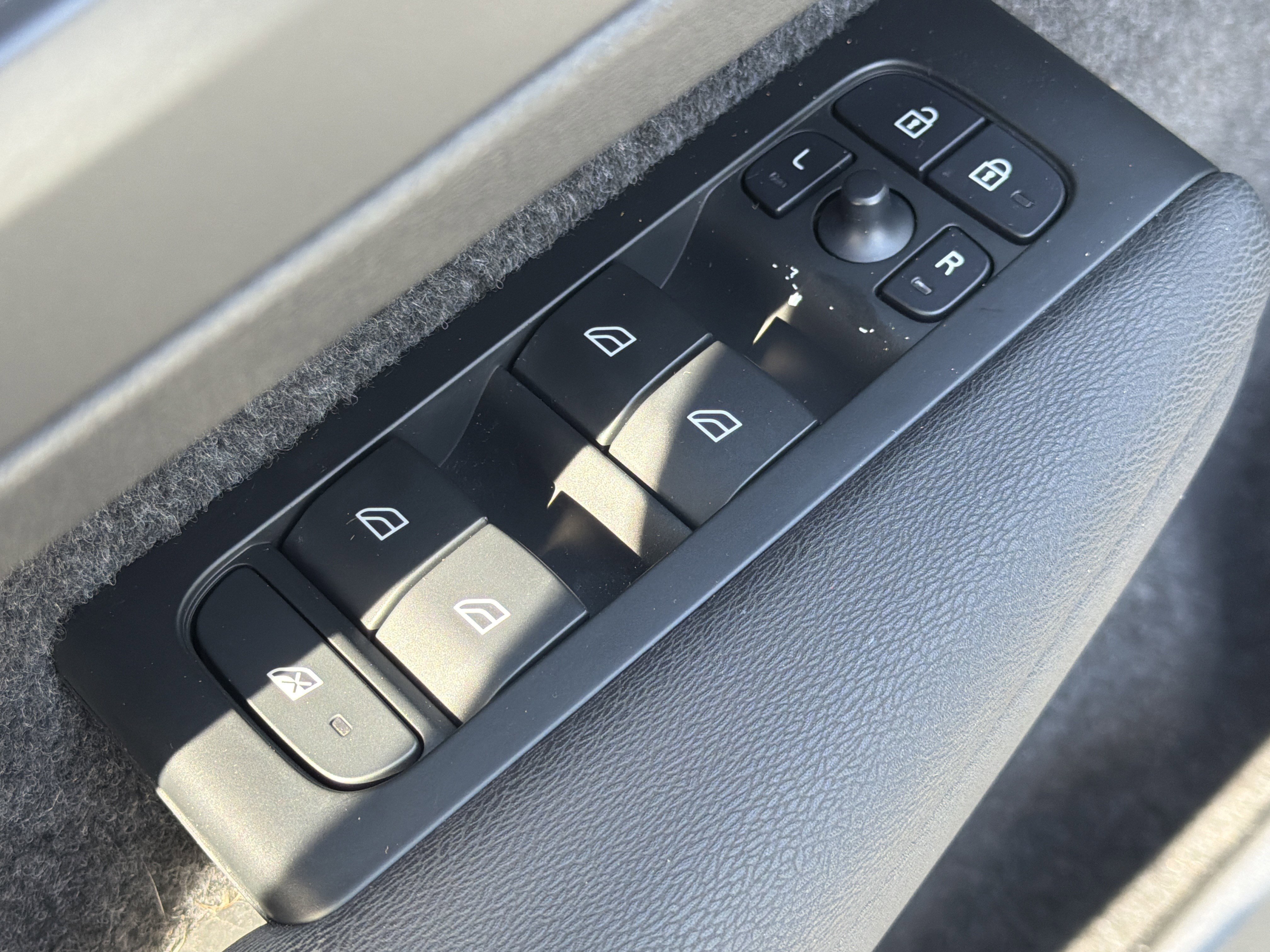 Certified 2023 Volvo XC40 B4 Plus w/ Driver Assist Package image 15