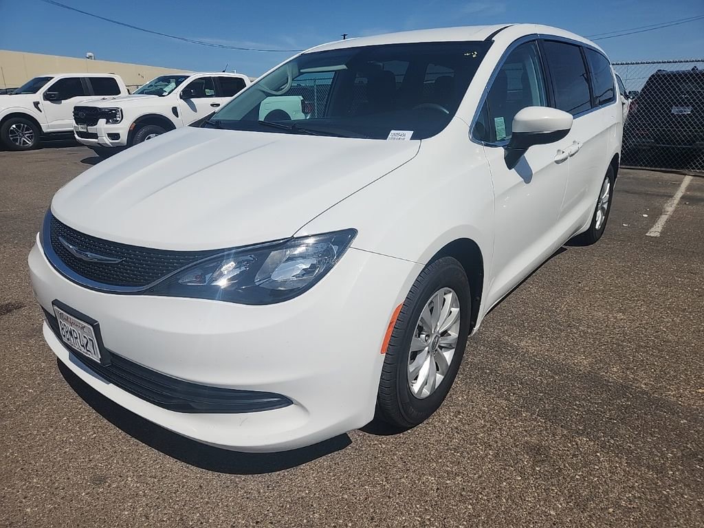 Used 2017 Chrysler Pacifica Touring w/ Tire & Wheel Group image 4
