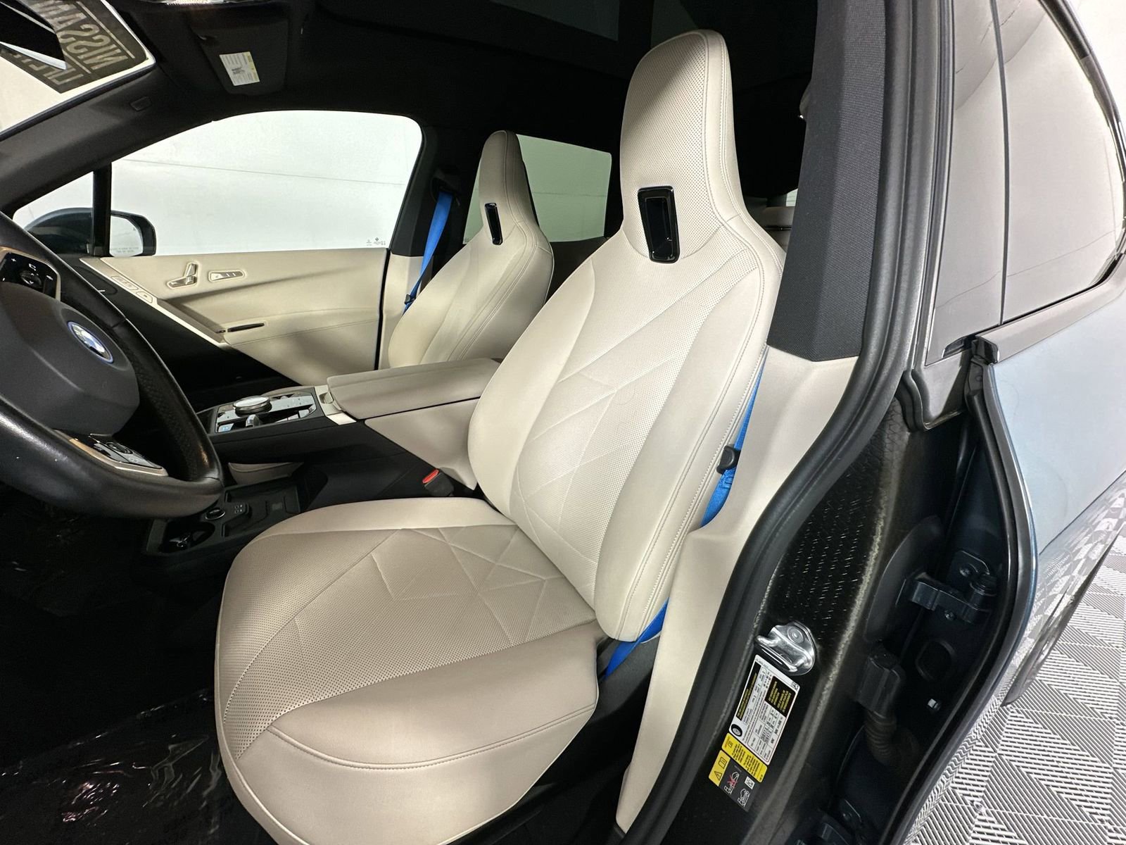 Used 2022 BMW iX xDrive50 w/ Premium Package image 11