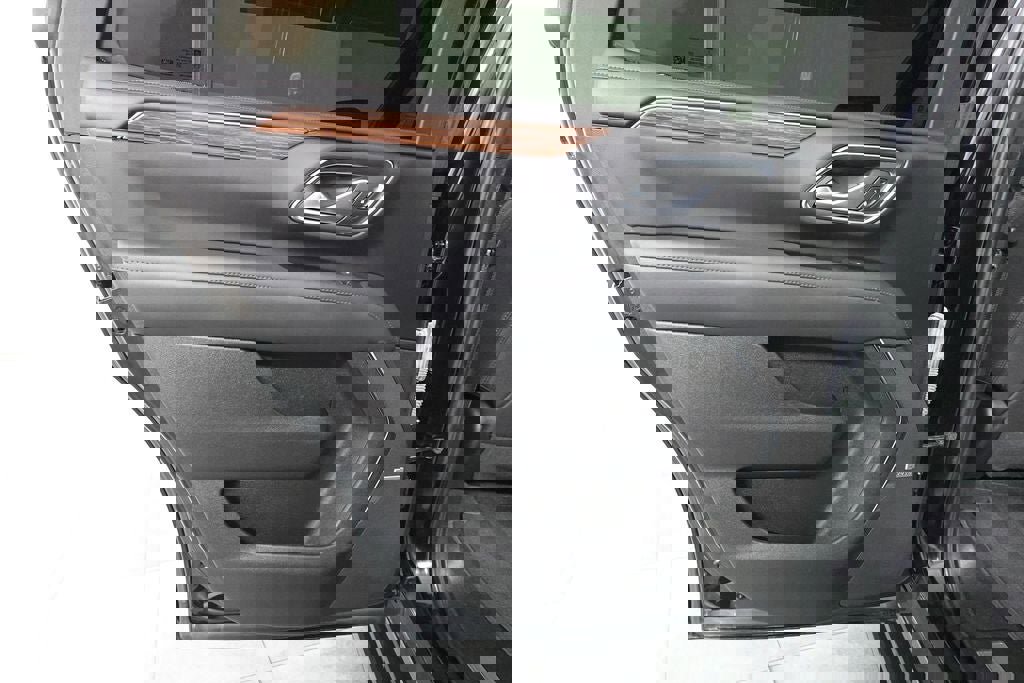 Used 2023 Chevrolet Tahoe High Country w/ Premium Package AWD/4WD image 29