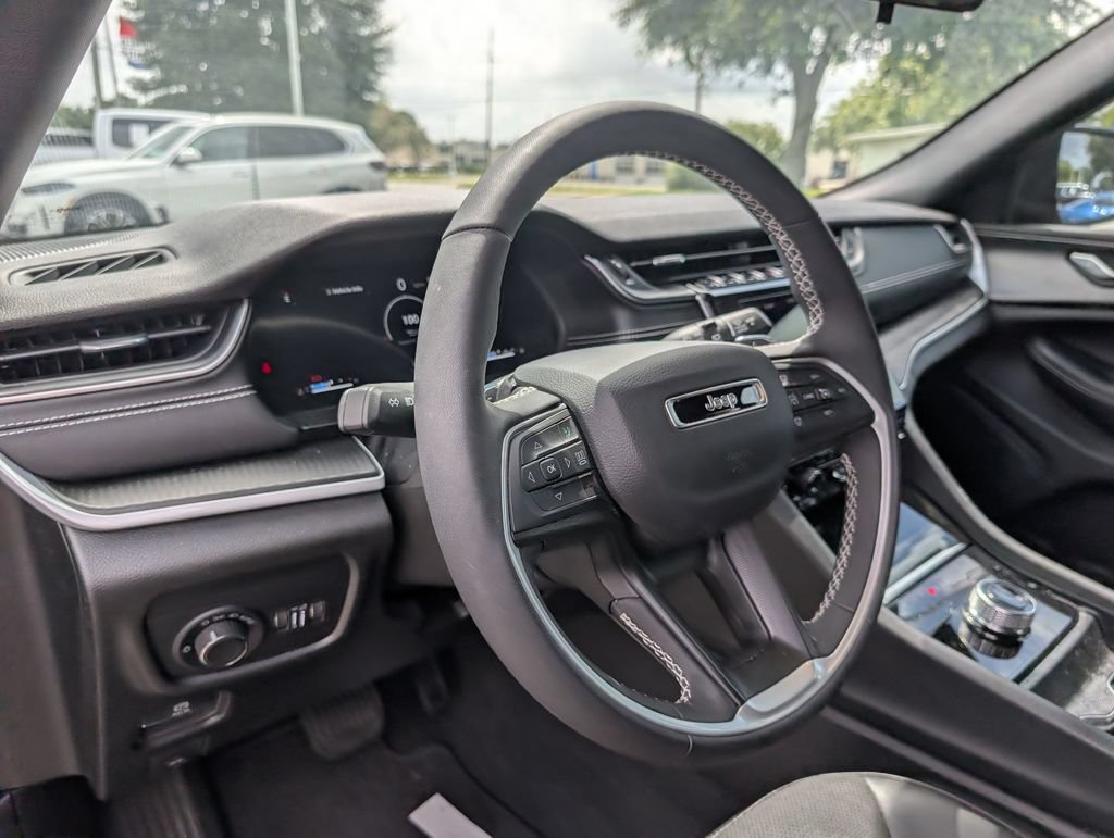 Used 2025 Jeep Grand Cherokee Altitude RWD image 33