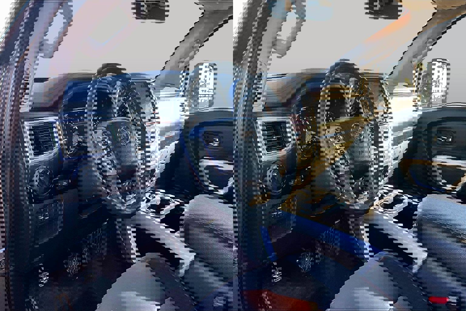 Used 2020 Nissan Titan SV w/ SV Convenience Package image 11