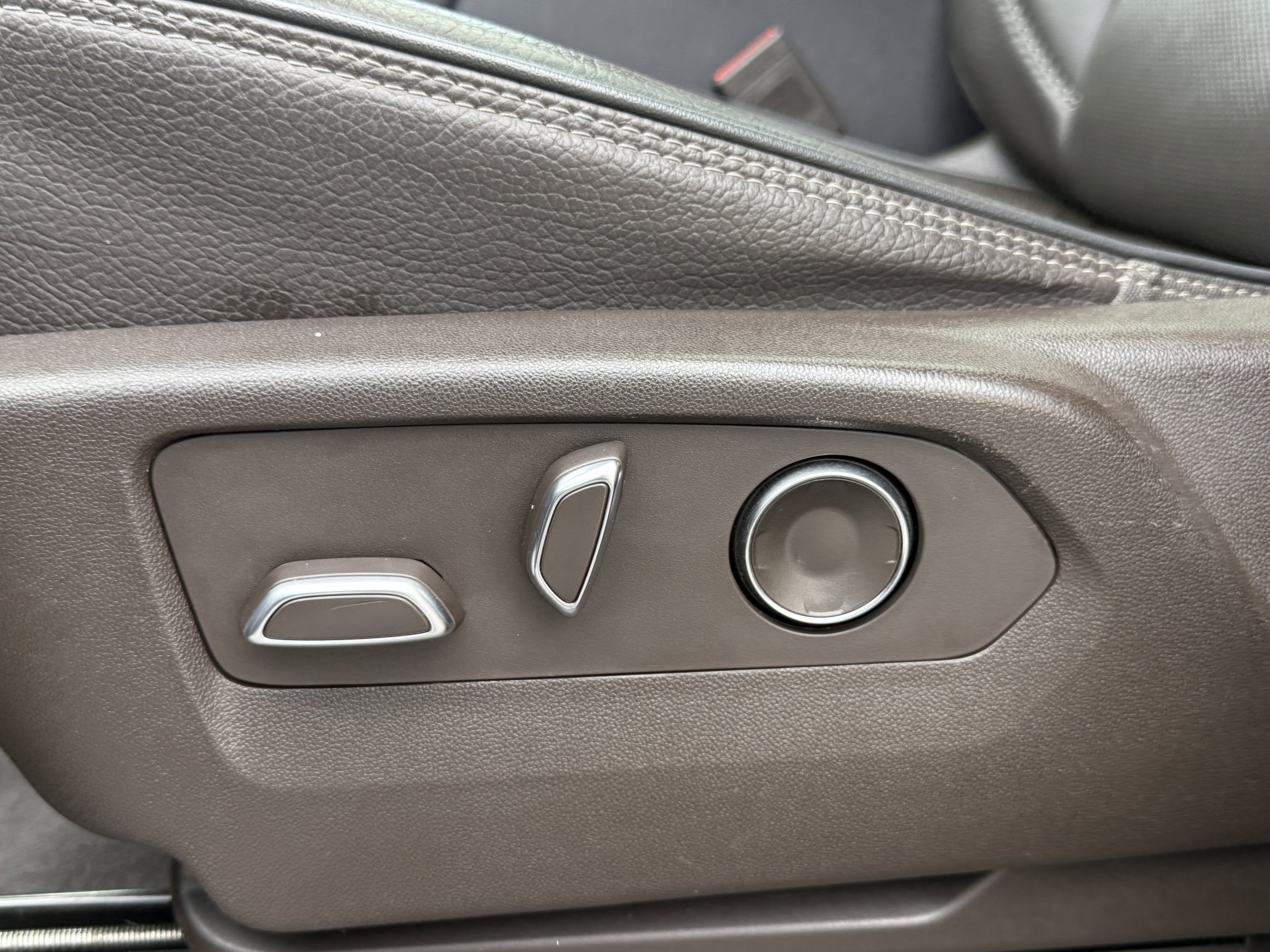 Used 2021 GMC Yukon XL Denali w/ Denali Premium Package image 30