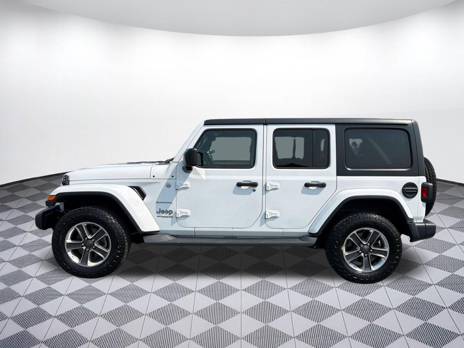 Used 2019 Jeep Wrangler Unlimited Sahara w/ Cold Weather Group AWD/4WD image 2