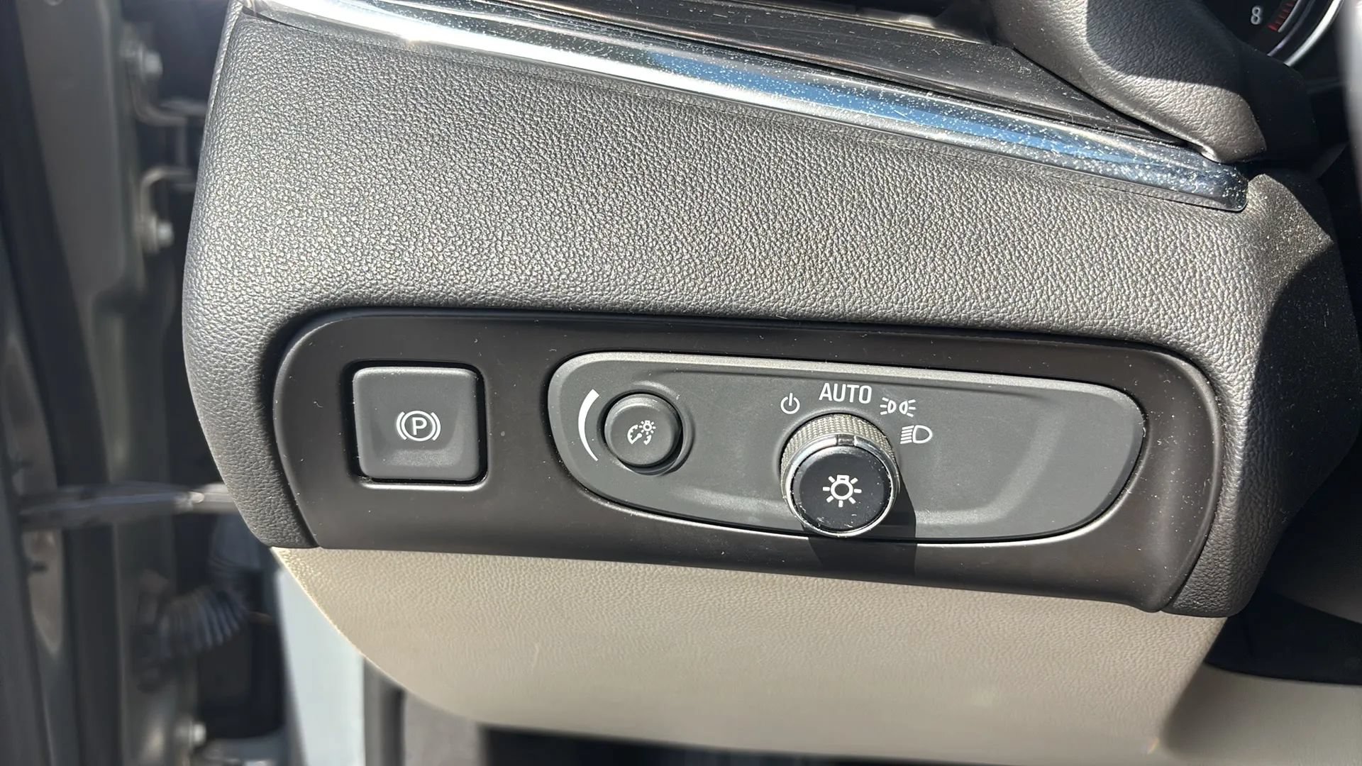 Used 2018 Buick Enclave Essence AWD/4WD image 24