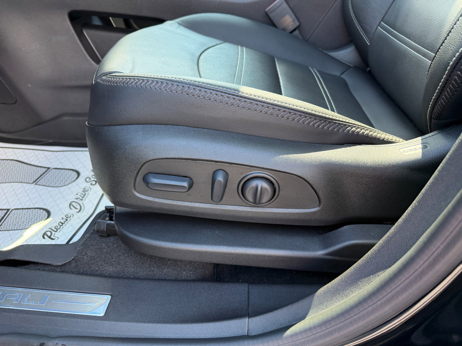 Used 2024 GMC Terrain Denali w/ Black Diamond Edition image 25