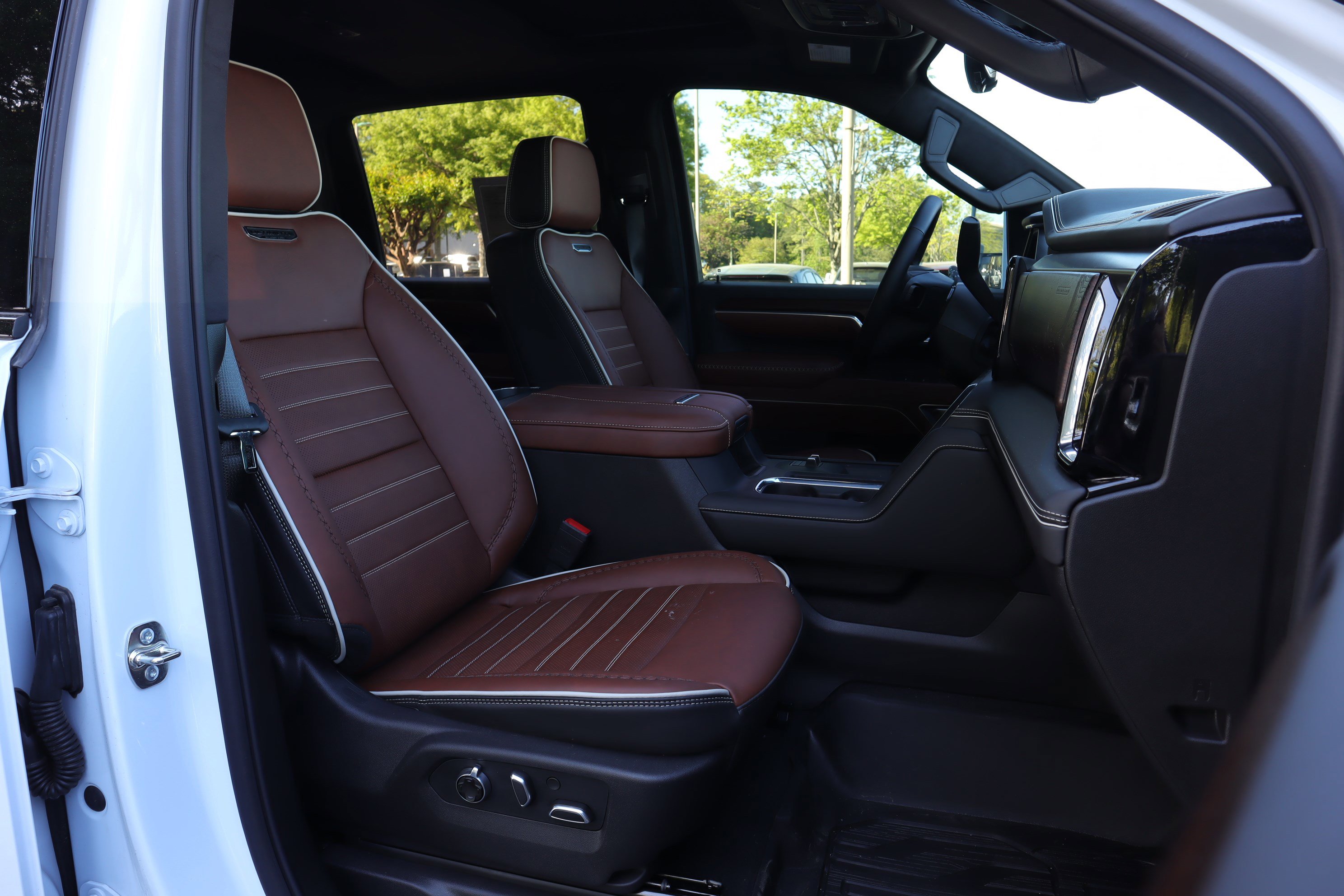 Used 2026 GMC Sierra 3500 Denali Ultimate w/ LPO, Black Badging Package image 31