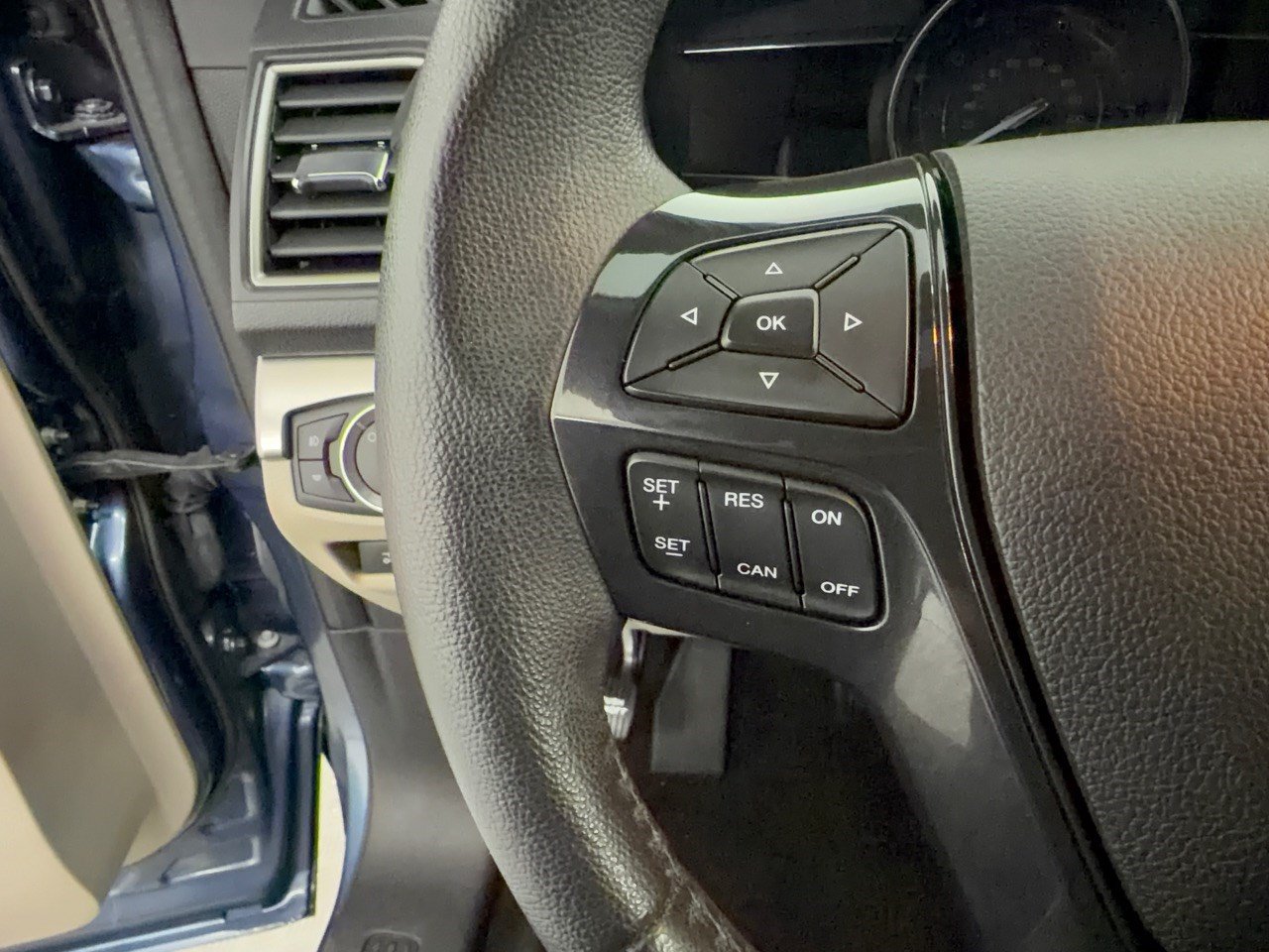 Used 2018 Ford Explorer XLT w/ Equipment Group 202A FWD image 18