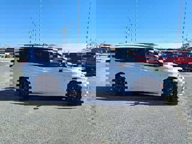 Used 2025 Chrysler Pacifica Limited image 20