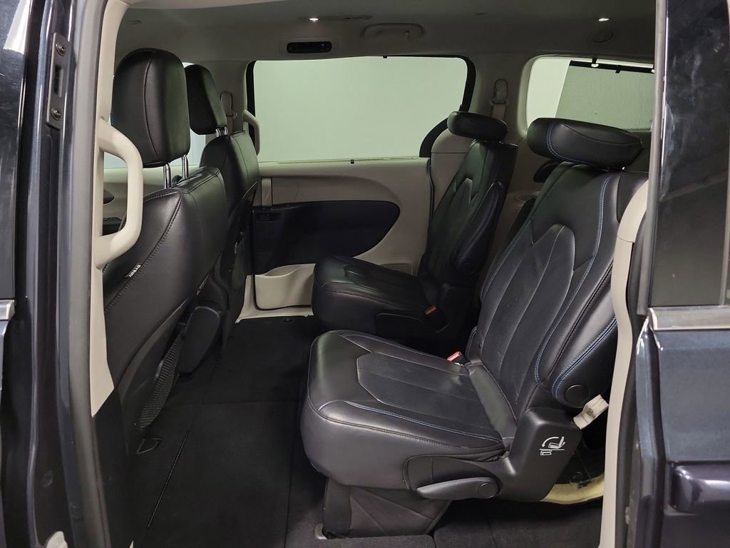Used 2021 Chrysler Pacifica Touring-L image 22