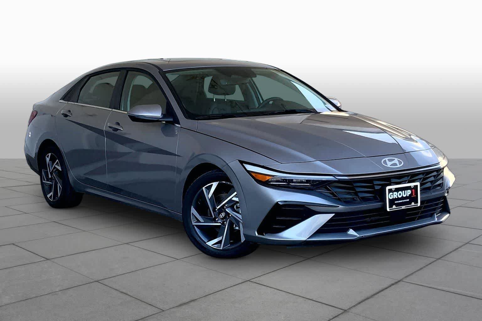 Used 2025 Hyundai Elantra Limited FWD image 3