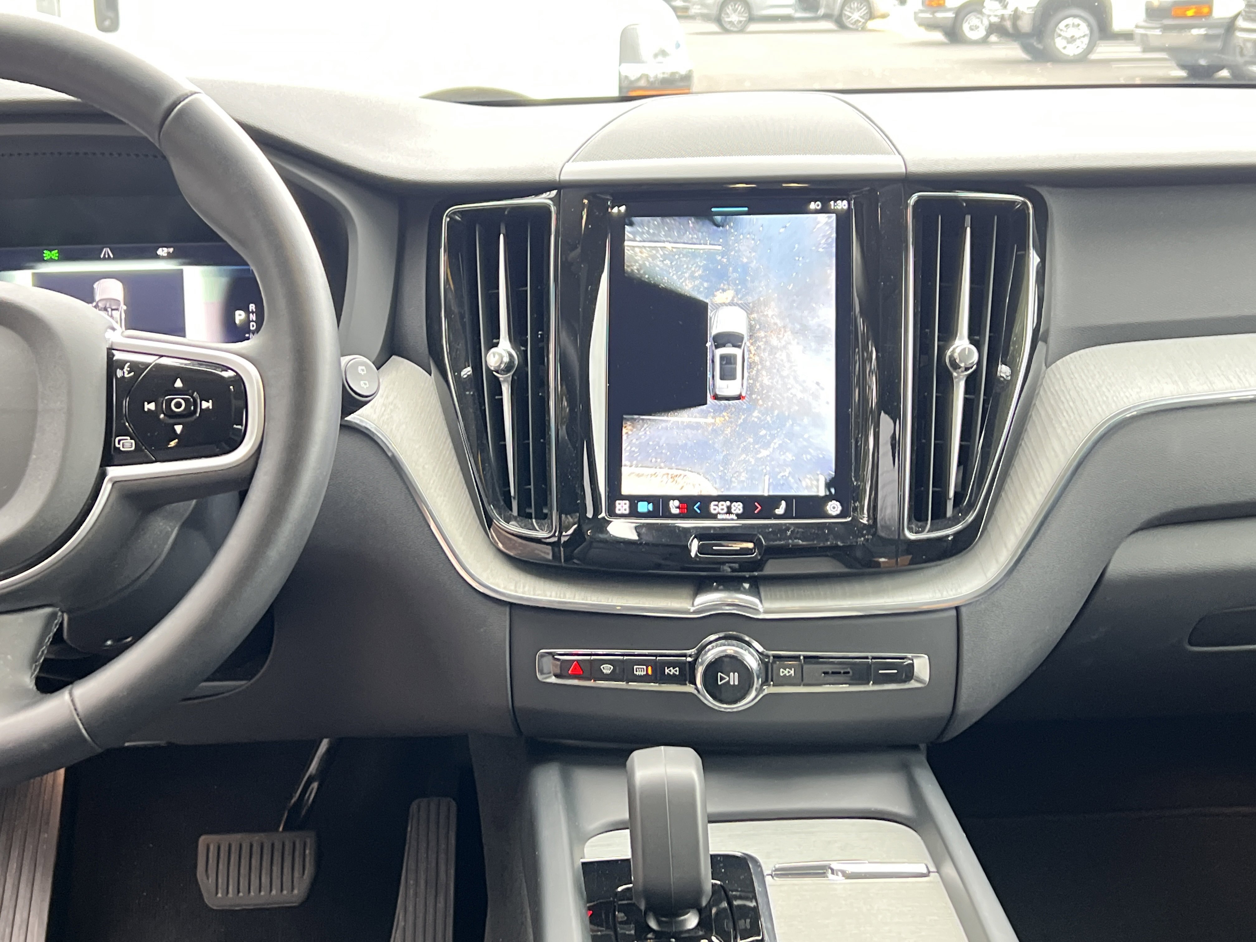 Used 2025 Volvo XC60 B5 Plus image 30