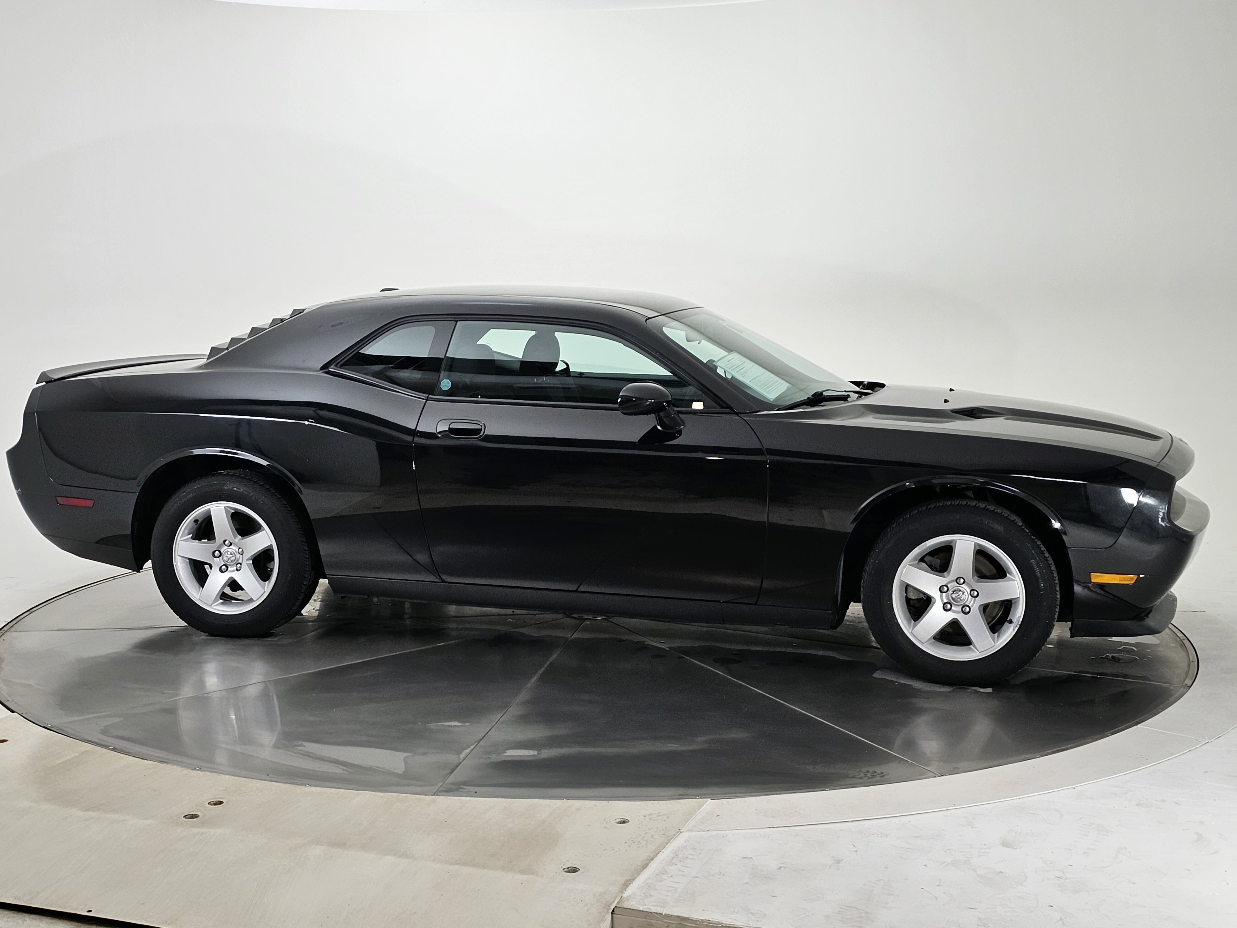 Used 2010 Dodge Challenger SE image 2