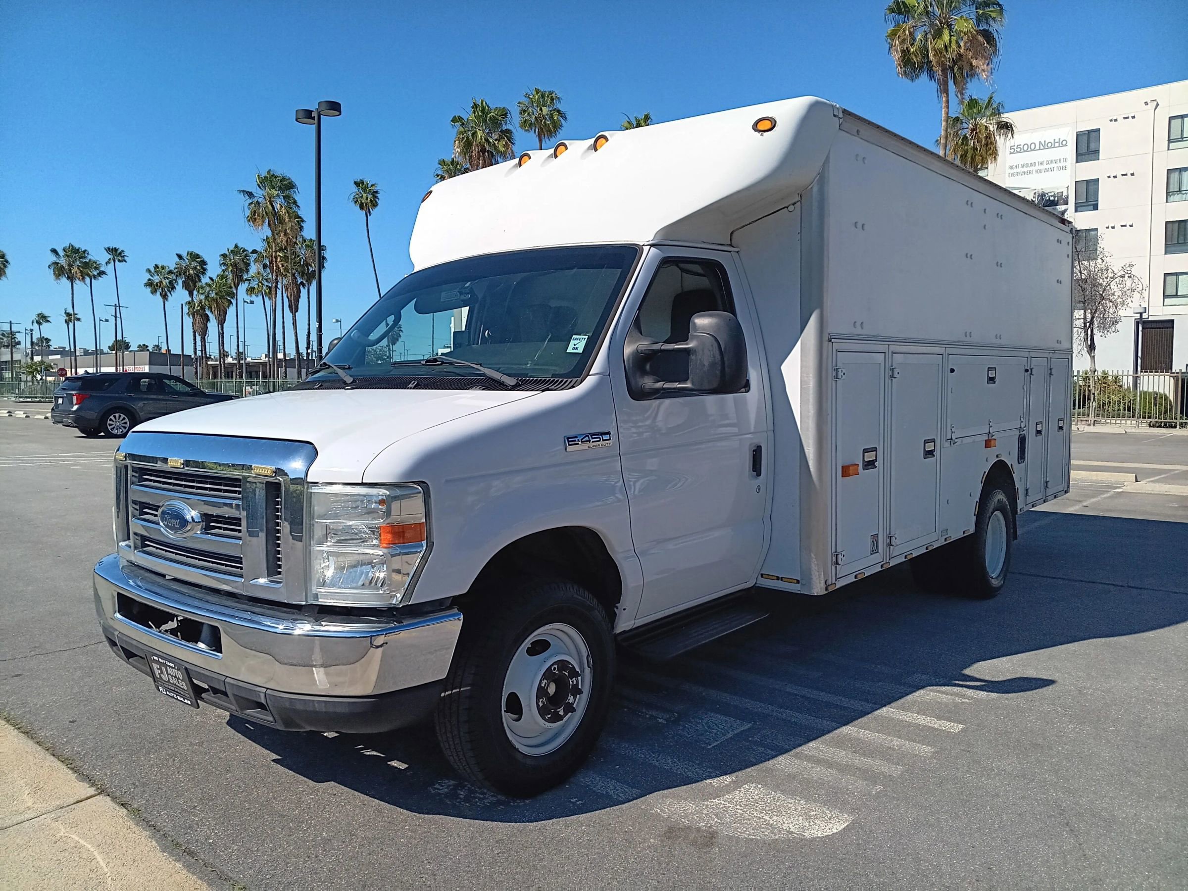 Used 2013 Ford E-450 and Econoline 450 Super Duty w/ Interior Upgrade Pkg RWD image 3