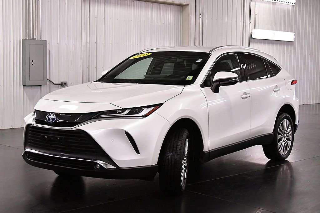 Used 2023 Toyota Venza XLE image 3