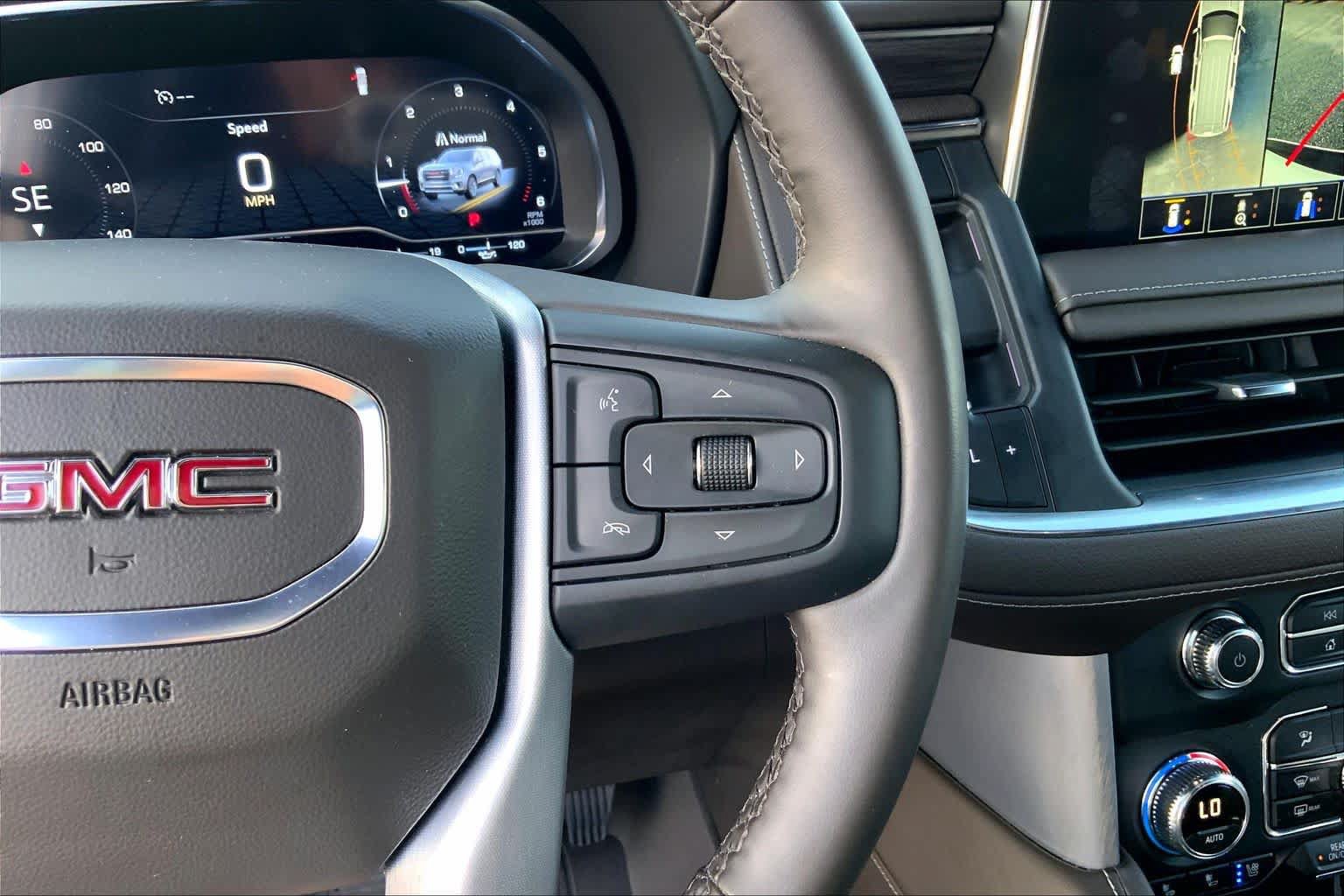 Used 2024 GMC Yukon SLT w/ SLT Luxury Package RWD image 24