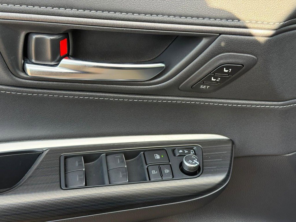 Used 2023 Toyota Venza XLE image 19
