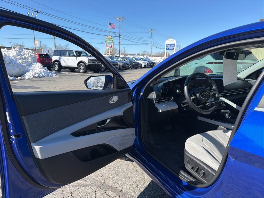 Used 2023 Hyundai Elantra Limited image 9