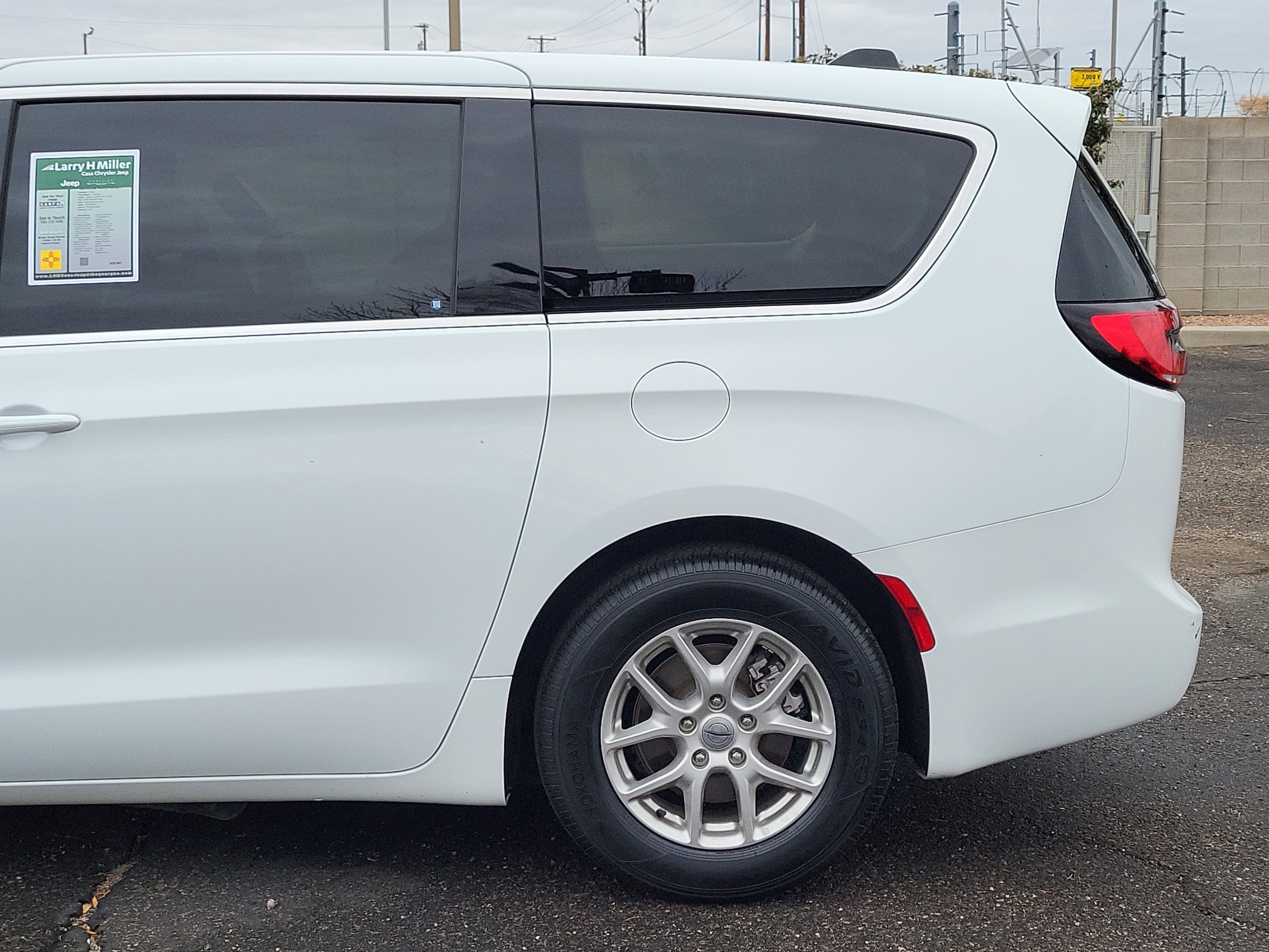 Used 2024 Chrysler Pacifica Touring-L image 4