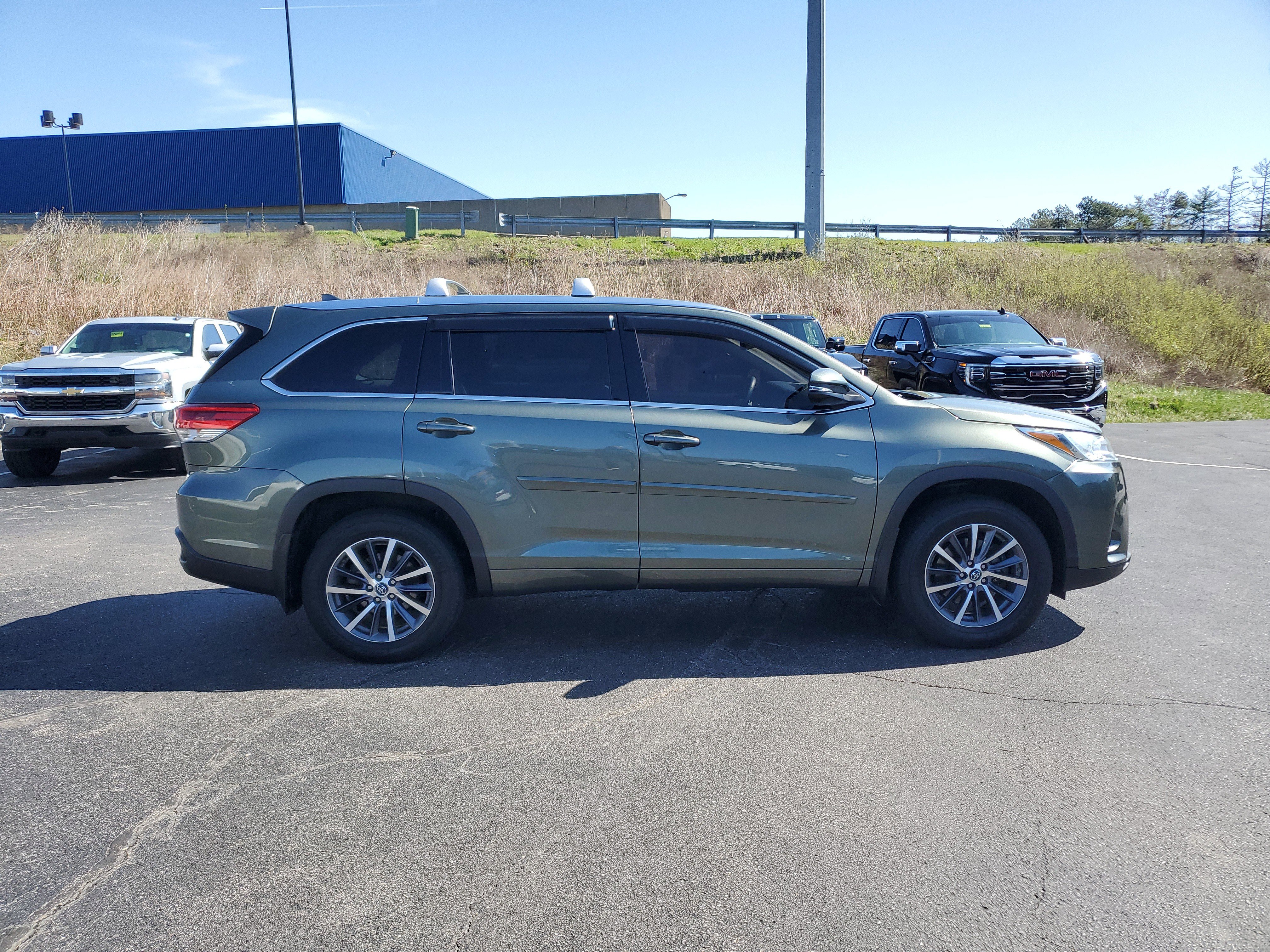 Used 2017 Toyota Highlander XLE image 3