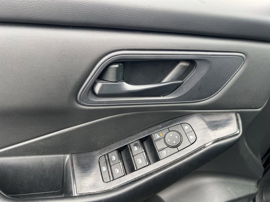 Used 2024 Nissan Rogue S image 9