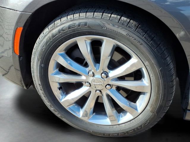 Used 2019 Chrysler 300 Touring w/ Driver Convenience Group image 19