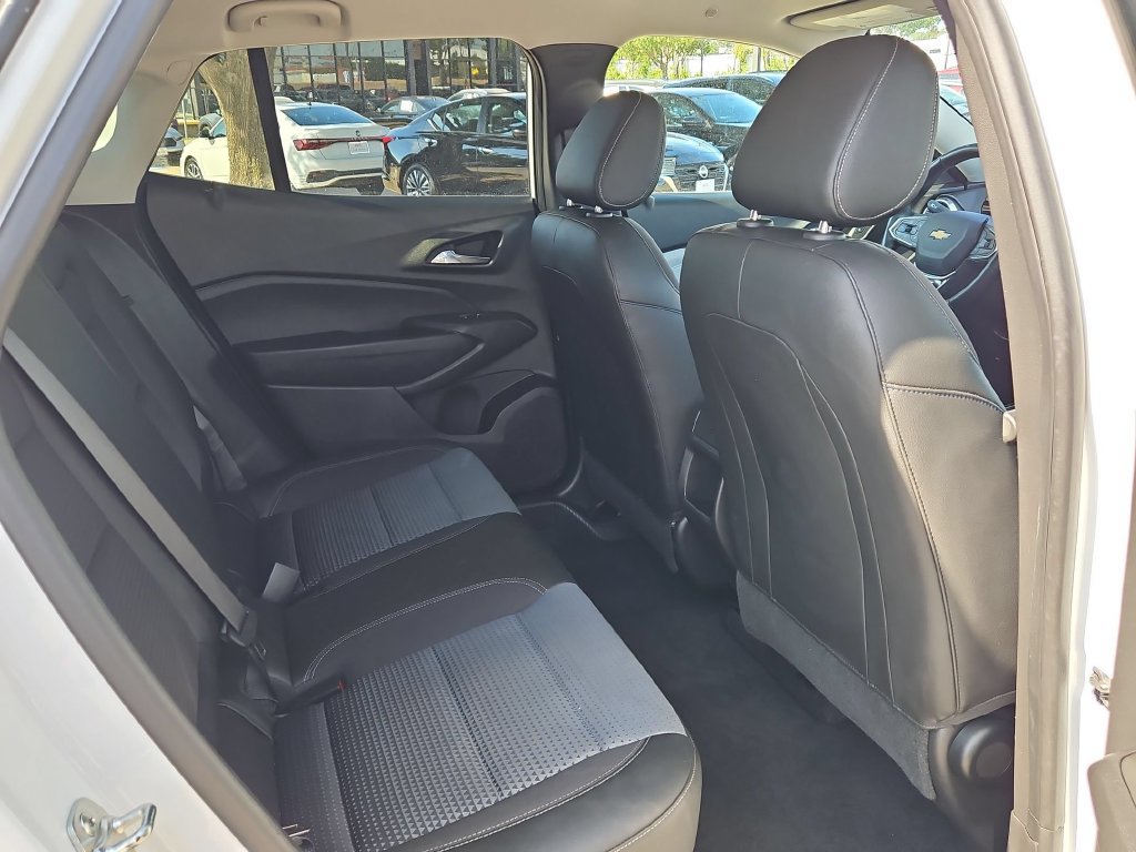 Used 2025 Chevrolet Trax LT w/ LT Convenience Package FWD image 30