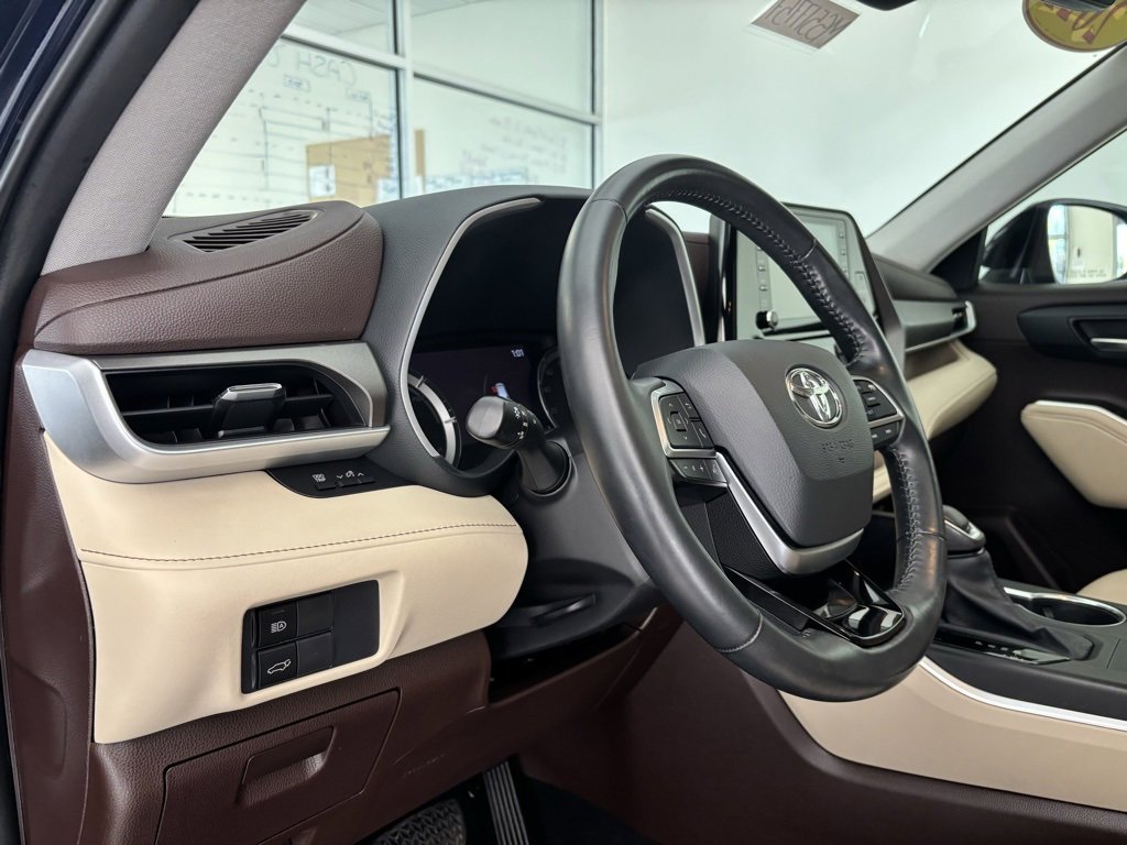 Certified 2021 Toyota Highlander XLE image 13