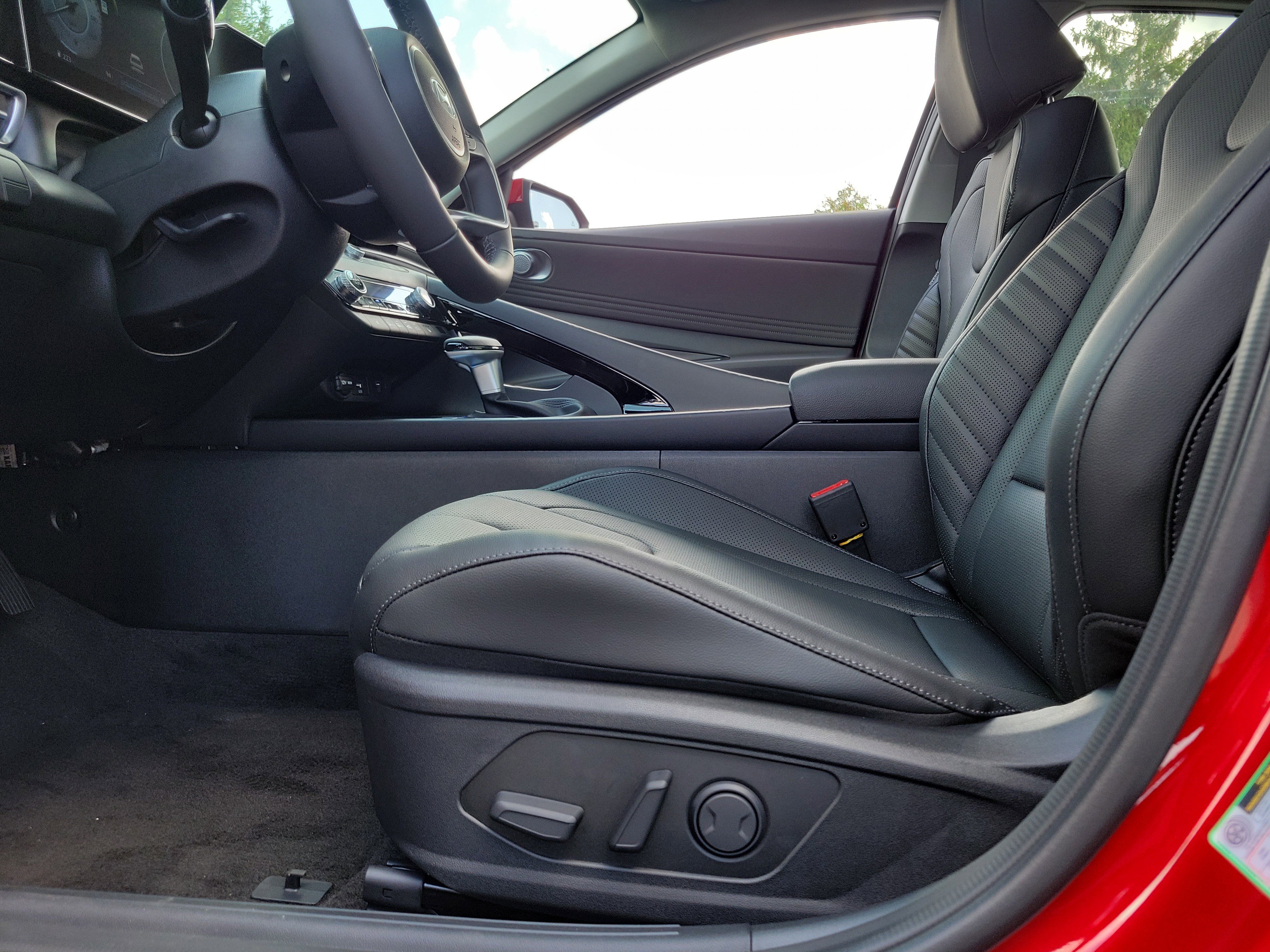 New 2025 Hyundai Elantra Limited FWD image 16