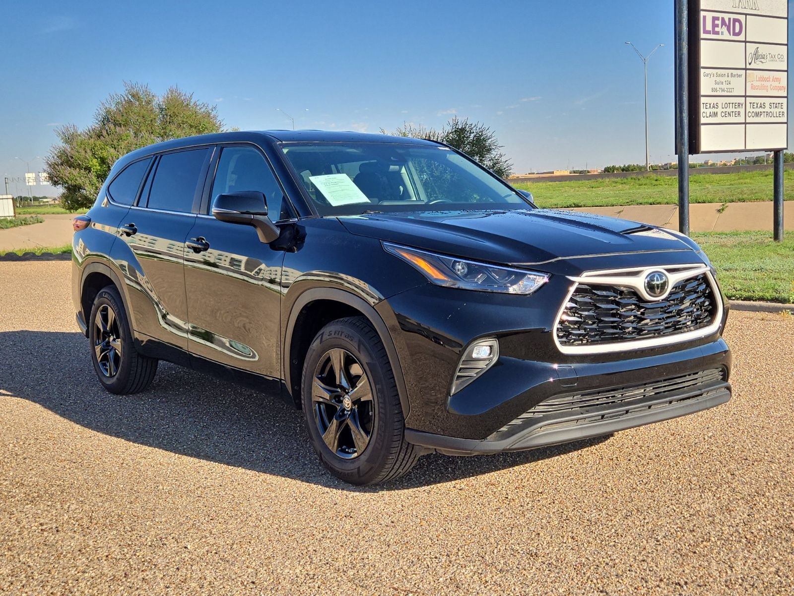 Used 2025 Toyota Highlander LE FWD image 7