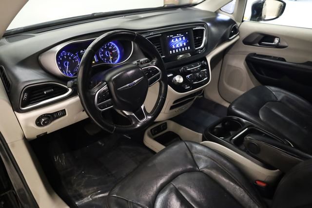 Used 2020 Chrysler Pacifica Touring-L image 11