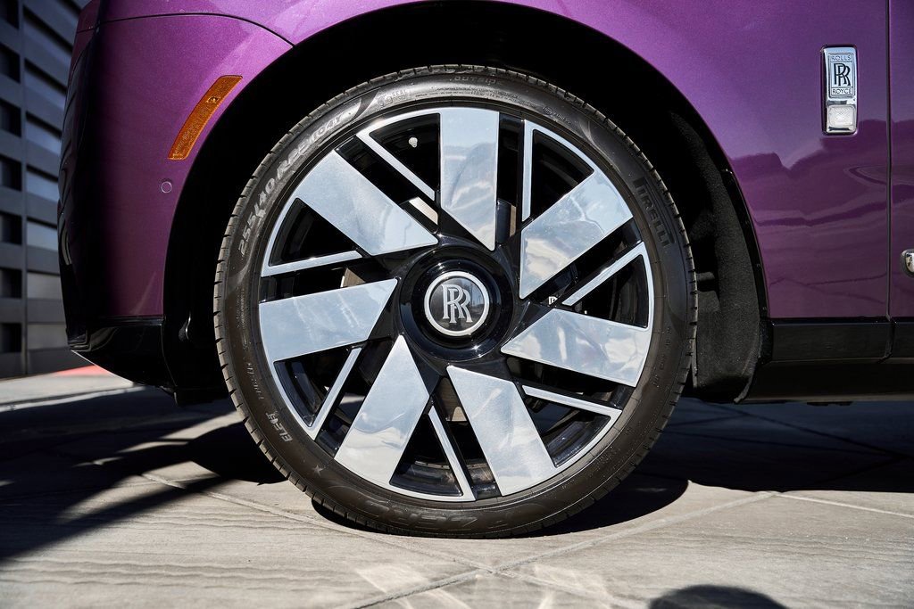 Used 2025 Rolls-Royce Cullinan AWD/4WD image 3