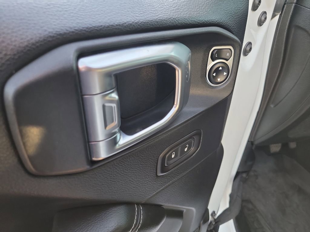 Used 2018 Jeep Wrangler Unlimited Sahara image 15