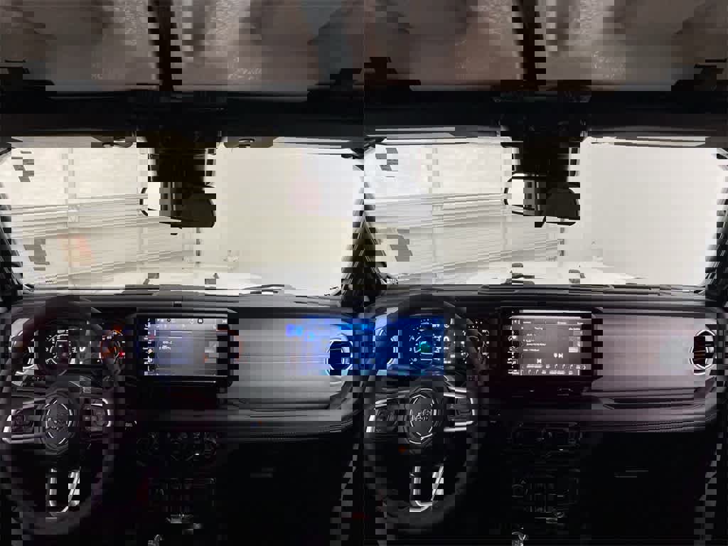 Used 2025 Jeep Wrangler Sahara image 12