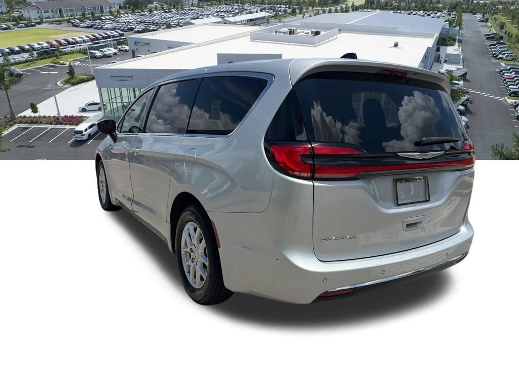 Used 2023 Chrysler Pacifica Touring-L FWD image 19
