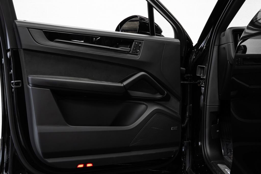 Used 2025 Porsche Cayenne GTS image 21
